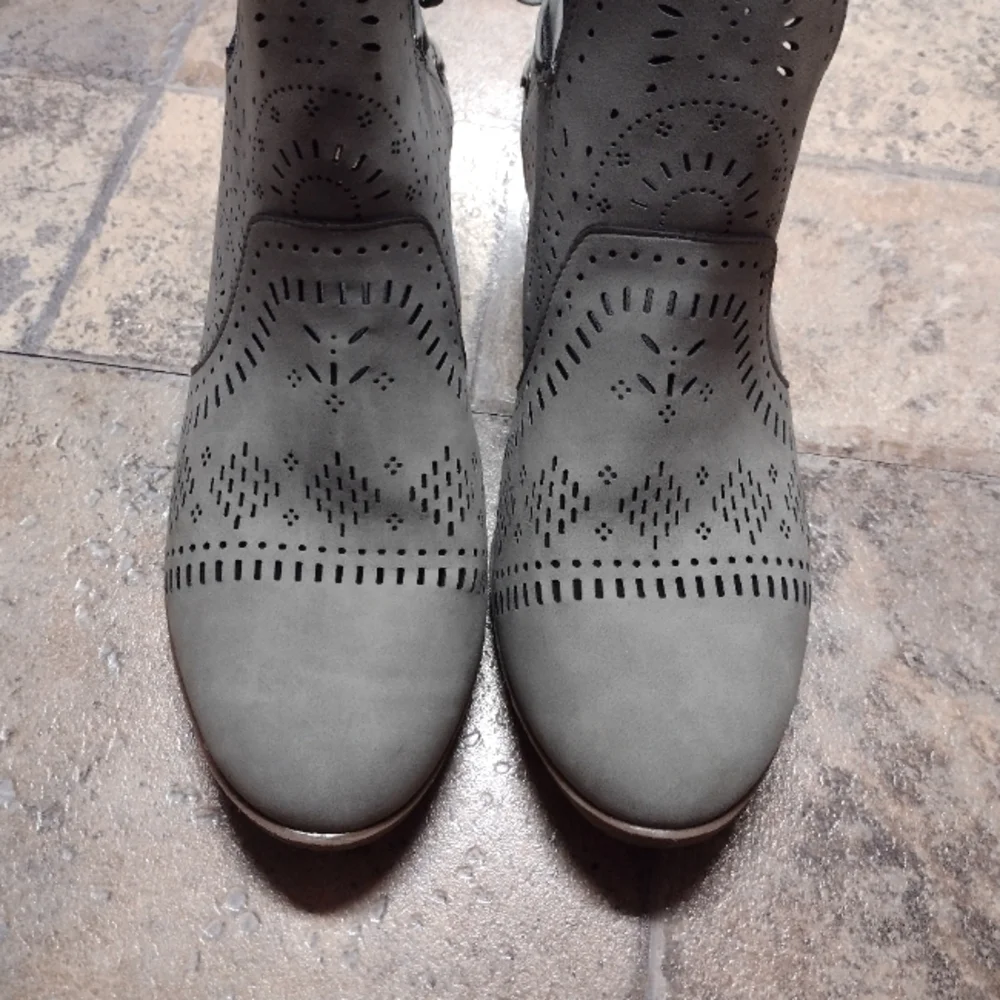 Perforated ankle bootie size 7